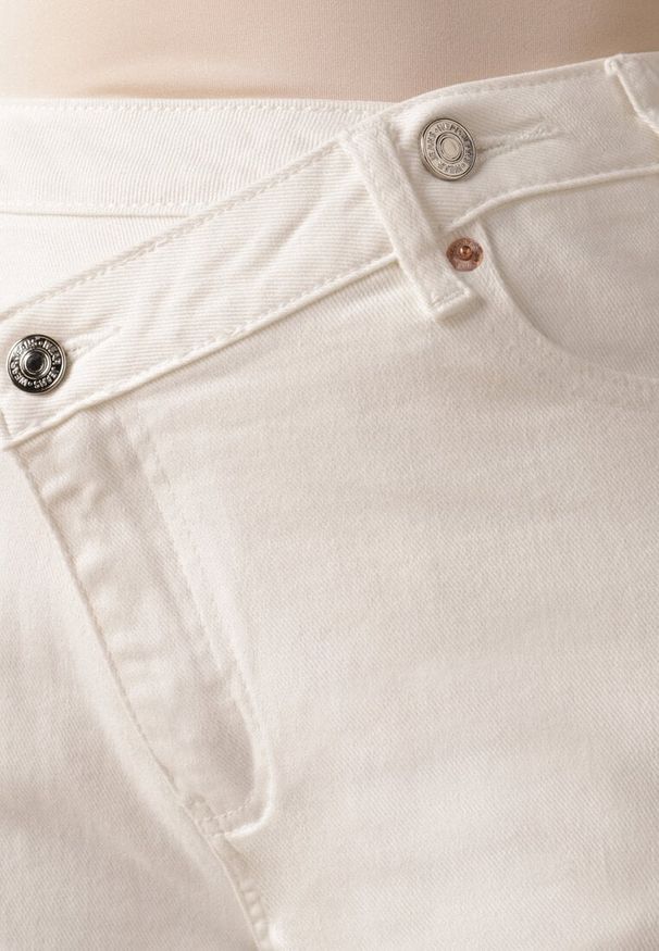 Born2be - Białe Szerokie Jeansy z Bawełny z Asymetrycznym Zapięciem Saphisia. Okazja: na spotkanie biznesowe. Kolor: biały. Styl: biznesowy, elegancki