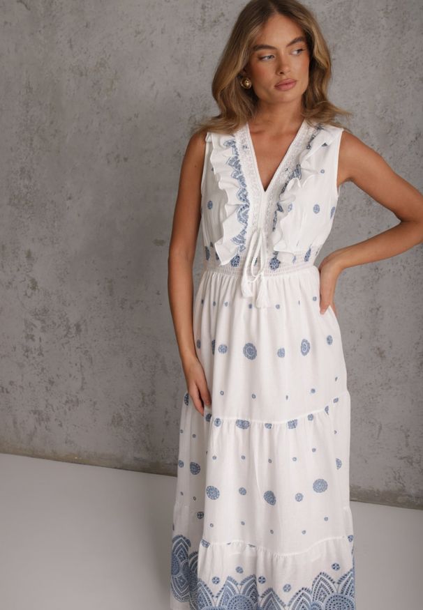 Renee - Biało-Niebieska Sukienka na Lato Boho z Bawełny w Haftowane Wzory z Falbanką Alemite. Typ kołnierza: kołnierz z falbankami. Kolor: niebieski. Materiał: bawełna. Wzór: haft. Sezon: lato. Typ sukienki: proste. Styl: boho. Długość: maxi
