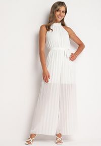Born2be - Biały Taliowany Kombinezon z Dekoltem Typu Halter z Gumką w Pasie i Materiałowym Paskiem Xolefia. Okazja: na imprezę, na co dzień. Kolor: biały. Materiał: materiał. Styl: elegancki, casual #1