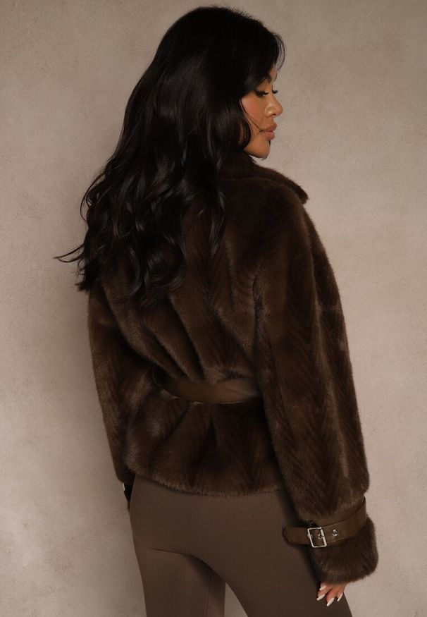 Renee - Brązowa Kurtka Futerko z Paskiem z Imitacji Skóry Zdobiona Klamerkami Jynlisa. Okazja: na co dzień. Kolor: brązowy. Materiał: skóra, futro. Wzór: aplikacja. Styl: casual