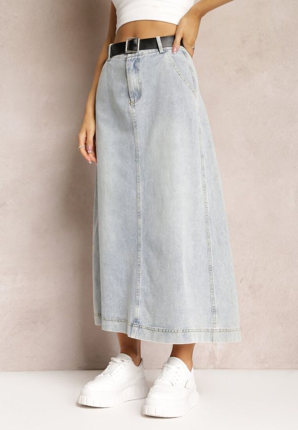 Renee - Jasnoniebieska Jeansowa Spódnica Maxi o Rozkloszowanym Kroju z Paskiem Teviva. Kolor: niebieski. Materiał: jeans. Sezon: lato, wiosna