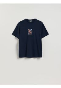 Reserved - T-shirt regular ze świątecznym nadrukiem - granatowy. Kolor: niebieski. Materiał: dzianina, bawełna. Wzór: nadruk. Styl: wizytowy #1