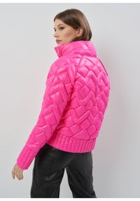 Ochnik - Różowa pikowana kurtka damska ze stójką. Typ kołnierza: kołnierzyk stójkowy. Kolor: różowy. Materiał: nylon. Długość: długie #2