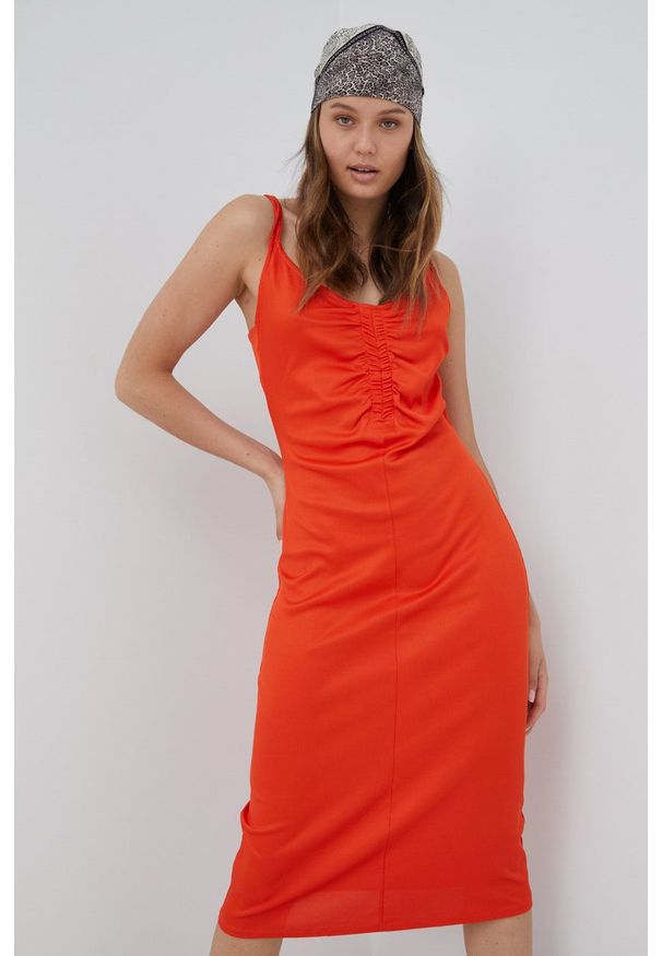 Vero Moda sukienka kolor pomarańczowy mini prosta. Okazja: na co dzień. Kolor: pomarańczowy. Materiał: poliester, dzianina. Długość rękawa: na ramiączkach. Wzór: gładki. Typ sukienki: proste. Styl: casual. Długość: mini