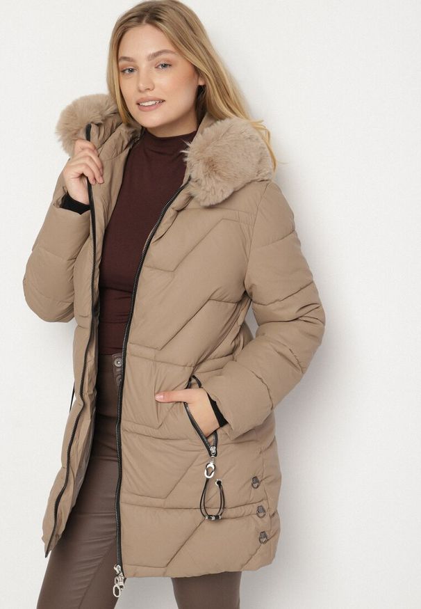 Born2be - Brązowa Taliowana Kurtka z Pikowanymi Przeszyciami i Kapturem z Futrem Avileria. Okazja: na co dzień, na spacer. Kolekcja: plus size. Kolor: brązowy. Materiał: futro. Styl: casual