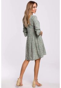 Sukienki.shop - Sukienka boho rozkloszowana mini z wiskozy w kwiaty zielona. Okazja: do pracy. Kolor: zielony. Materiał: wiskoza. Wzór: kwiaty. Sezon: wiosna, jesień, lato. Styl: boho. Długość: mini #4