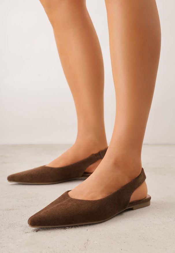 Renee - Brązowe Balerinki Typu Slingback Diarin. Nosek buta: otwarty. Kolor: brązowy. Materiał: zamsz, skóra. Sezon: lato. Obcas: na obcasie. Wysokość obcasa: niski