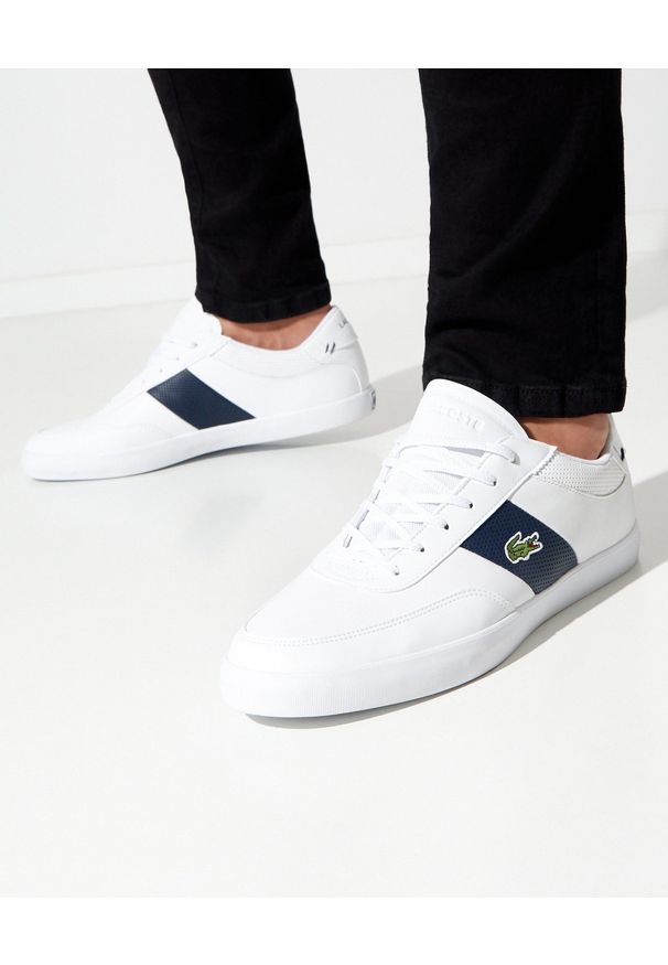 Lacoste - LACOSTE - Białe sneakersy z haftowanym logo COURT-MASTER. Kolor: biały. Materiał: materiał, poliester. Wzór: haft