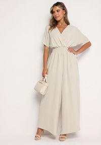 Born2be - Beżowy Kopertowy Kombinezon z Gumką w Talii i Szerokimi Nogawkami Vimashea. Okazja: na co dzień. Kolor: beżowy. Styl: casual, elegancki #2