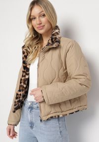 Born2be - Beżowa Pikowana Kurtka Dwustronna ze Stójką i Ściągaczem z Futerkiem w Panterkę Cesila. Okazja: na co dzień. Typ kołnierza: kołnierzyk stójkowy. Kolor: beżowy. Materiał: futro. Długość rękawa: długi rękaw. Długość: długie. Wzór: motyw zwierzęcy. Styl: casual, klasyczny #1