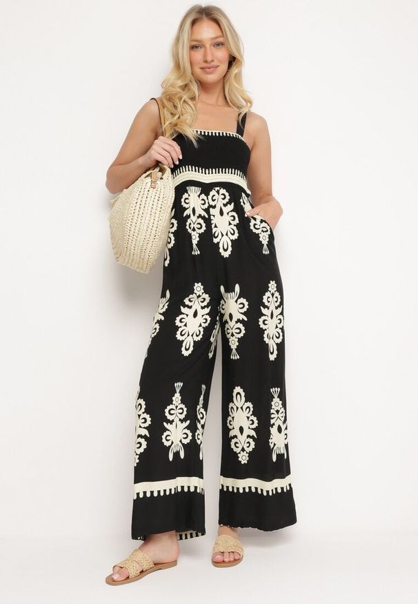 Born2be - Czarno-Beżowy Kombinezon z Wiskozy na Ramiączkach z Marszczoną Górą i Długimi Nogawkami Teseria. Okazja: na co dzień. Kolor: czarny. Materiał: wiskoza. Długość rękawa: na ramiączkach. Długość: długie. Styl: klasyczny, casual, elegancki