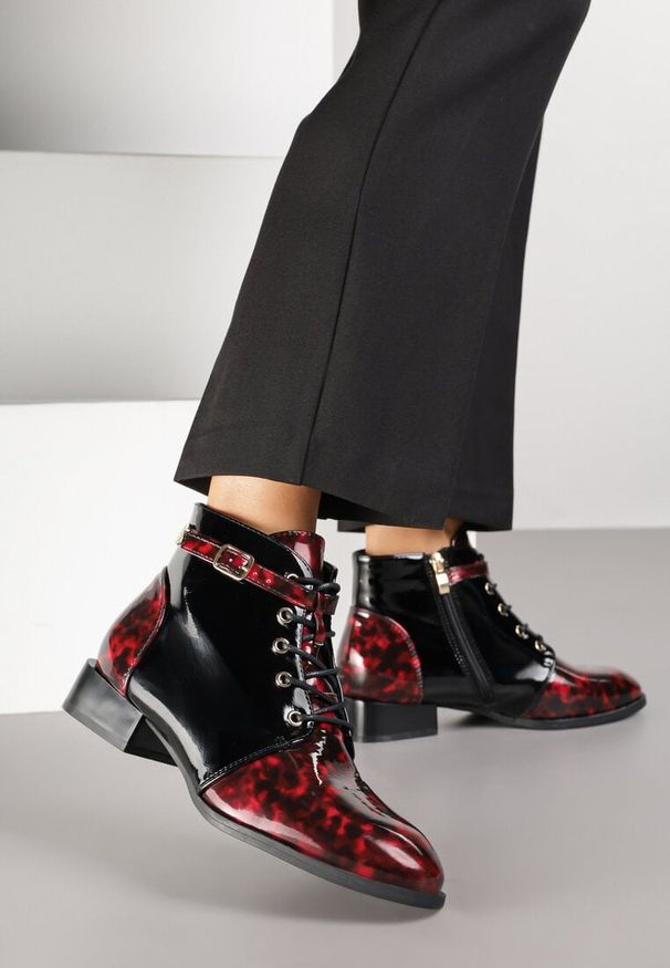 Born2be - Czarno-Czerwone Botki Vices Zdobione Klamerką Gelisa. Okazja: na co dzień. Kolor: czarny. Materiał: jeans. Wzór: aplikacja. Obcas: na obcasie. Styl: casual, elegancki. Wysokość obcasa: niski