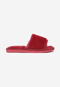 Born2be - Czerwone Kapcie Jilana. Nosek buta: okrągły. Zapięcie: pasek. Kolor: czerwony. Materiał: materiał, futro. Obcas: na płaskiej podeszwie #5