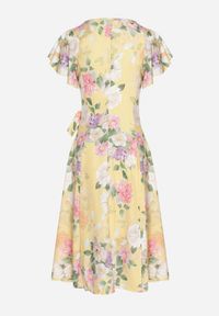 Born2be - Żółta Kwiatowa Sukienka z Kopertowym Dekoltem Atorina. Okazja: do pracy, na co dzień, na spotkanie biznesowe. Typ kołnierza: dekolt kopertowy. Kolor: żółty. Wzór: kwiaty. Typ sukienki: kopertowe. Styl: casual, biznesowy #4