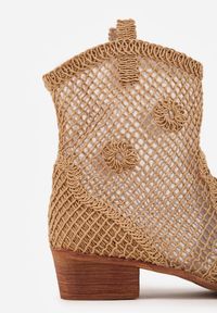Renee - Ciemnobeżowe Botki Kowbojki na Stożku ze Skórzaną Wkładką i Siateczkową Cholewką Frolozi. Okazja: na co dzień. Kolor: beżowy. Materiał: skóra. Szerokość cholewki: normalna. Obcas: na stożku. Styl: casual, elegancki. Wysokość obcasa: średni #7