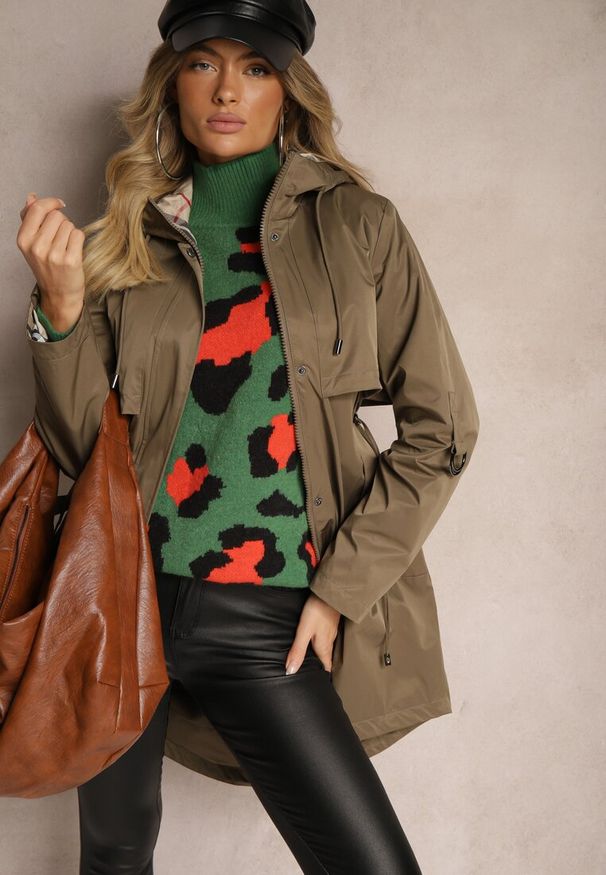 Renee - Ciemnozielona Kurtka Typu Parka ze Wzorzystymi Wstawkami w Kapturze i Podpinanych Rękawach Kailenna. Okazja: na co dzień. Kolor: zielony. Materiał: jeans. Styl: casual, klasyczny