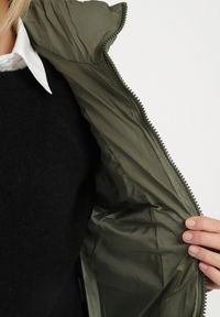 Born2be - Ciemnozielona Pikowana Kurtka Puffer o Prostym Kroju ze Ściągaczami przy Rękawach Suzzana. Okazja: na spacer, na co dzień. Kolor: zielony. Materiał: poliester, jeans. Styl: casual, elegancki #4