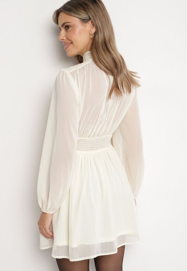 Born2be - Beżowa Sukienka Rozkloszowane ze Stójką Marszczeniami i Transparentnymi Ramionami Belabria. Okazja: na co dzień. Typ kołnierza: kołnierzyk stójkowy. Kolor: beżowy. Typ sukienki: rozkloszowane. Styl: klasyczny, casual