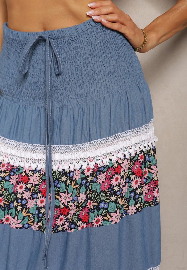 Renee - Biało-Niebieska Bawełniana Spódnica High Waist z Gumką w Talii i Ozdobną Koronką Tesaquin. Okazja: na co dzień. Stan: podwyższony. Kolor: biały. Materiał: bawełna, koronka. Wzór: koronka. Styl: casual, wakacyjny