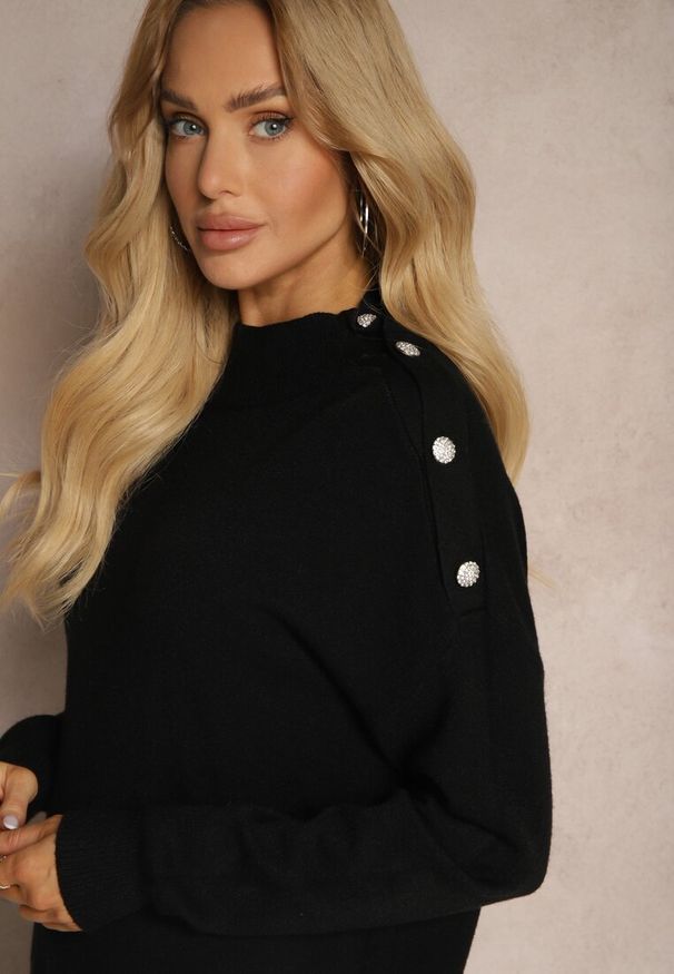 Renee - Czarny Golf z Eleganckim Zapięciem na Ramieniu Ozdobiony Cyrkoniami przy Guzikach Maririna. Okazja: na co dzień, na spotkanie biznesowe, do pracy. Typ kołnierza: golf. Kolor: czarny. Materiał: jeans. Długość rękawa: długi rękaw. Długość: długie. Wzór: aplikacja. Styl: elegancki