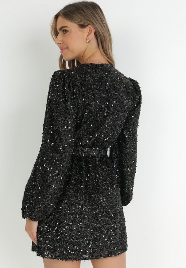 Born2be - Czarna Sukienka Cekinowa z Kopertowym Dekoltem Cidoly. Okazja: na co dzień. Typ kołnierza: dekolt kopertowy. Kolor: czarny. Typ sukienki: kopertowe. Styl: casual, rockowy, elegancki
