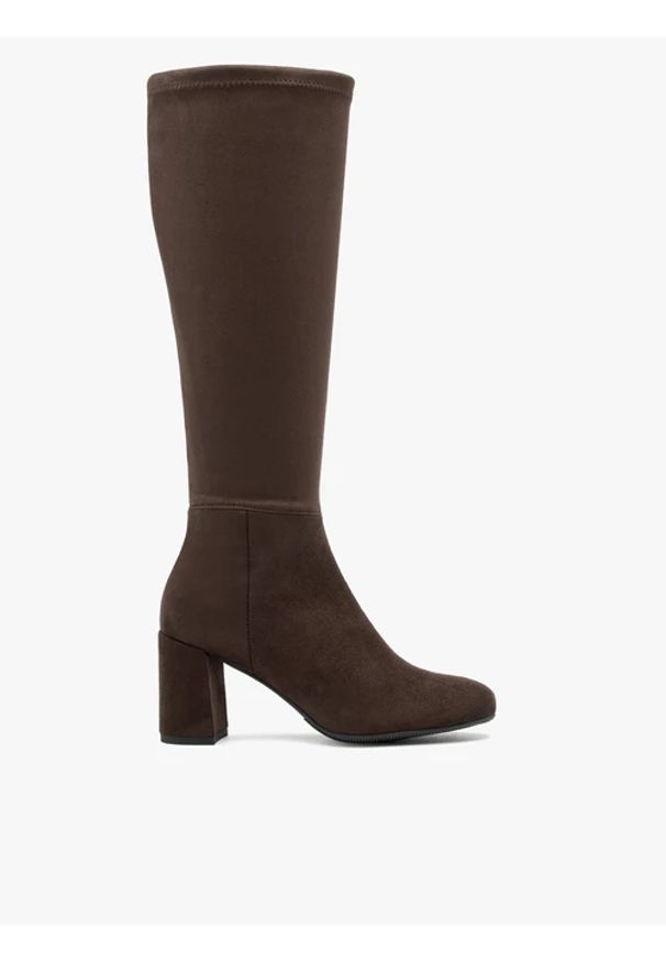 Ryłko - Ciemnobrązowe kozaki z szeroką elastyczną cholewką. Nosek buta: okrągły. Zapięcie: zamek. Kolor: brązowy. Materiał: tkanina. Szerokość cholewki: normalna. Obcas: na obcasie. Styl: street, klasyczny. Wysokość obcasa: średni