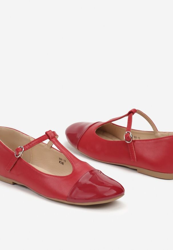 Born2be - Bordowe Płaskie Balerinki Ozdobione Paskiem na Sprzączkę z Lakierowanym Noskiem Lerivana. Okazja: na co dzień, do pracy. Zapięcie: pasek. Kolor: czerwony. Materiał: lakier. Wzór: aplikacja. Styl: casual, elegancki