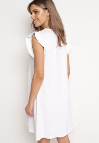 Born2be - Biała Letnia Sukienka Bawełniana z Falbankami Wokół Ramion Sasare. Typ kołnierza: kołnierz z falbankami. Kolor: biały. Materiał: bawełna. Długość rękawa: krótki rękaw. Wzór: aplikacja. Sezon: lato. Typ sukienki: trapezowe #6