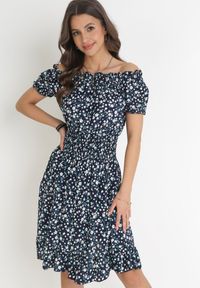 Born2be - Granatowa Bawełniana Sukienka Hiszpanka w Kwiaty z Marszczoną Gumką w Talii Rosaliya. Typ kołnierza: dekolt hiszpanka. Kolor: niebieski. Materiał: bawełna. Wzór: kwiaty #1