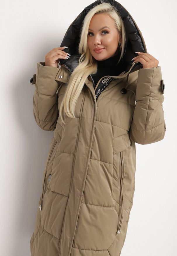 Born2be - Ciemnobeżowa Jednorzędowa Kurtka o Długim Fasonie Ocieplana Kailoria. Okazja: na co dzień. Kolekcja: plus size. Kolor: beżowy. Materiał: jeans. Długość rękawa: długi rękaw. Długość: długie. Sezon: zima. Styl: casual, klasyczny