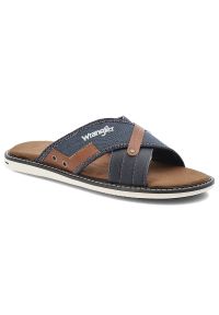 Granatowe Klapki Wrangler Modne Obuwie Męskie. Okazja: na co dzień. Kolor: niebieski. Materiał: materiał, skóra. Wzór: paski. Sezon: lato. Styl: wakacyjny, elegancki, casual