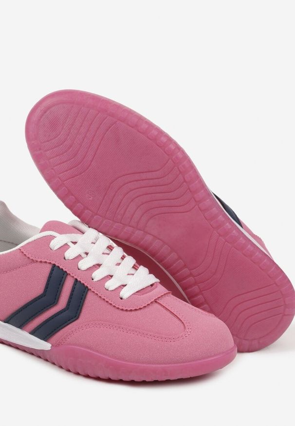 Renee - Różowe Sneakersy w Stylu Tenisówek z Paskami na Boku Cholewki Aitoria. Okazja: na co dzień. Zapięcie: pasek. Kolor: różowy. Szerokość cholewki: normalna