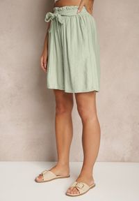 Renee - Zielone Szorty z Wiskozy High Waist Ozdobione Paskiem Lumilirae. Okazja: na co dzień. Stan: podwyższony. Kolor: zielony. Materiał: wiskoza. Wzór: aplikacja. Sezon: lato. Styl: elegancki, casual