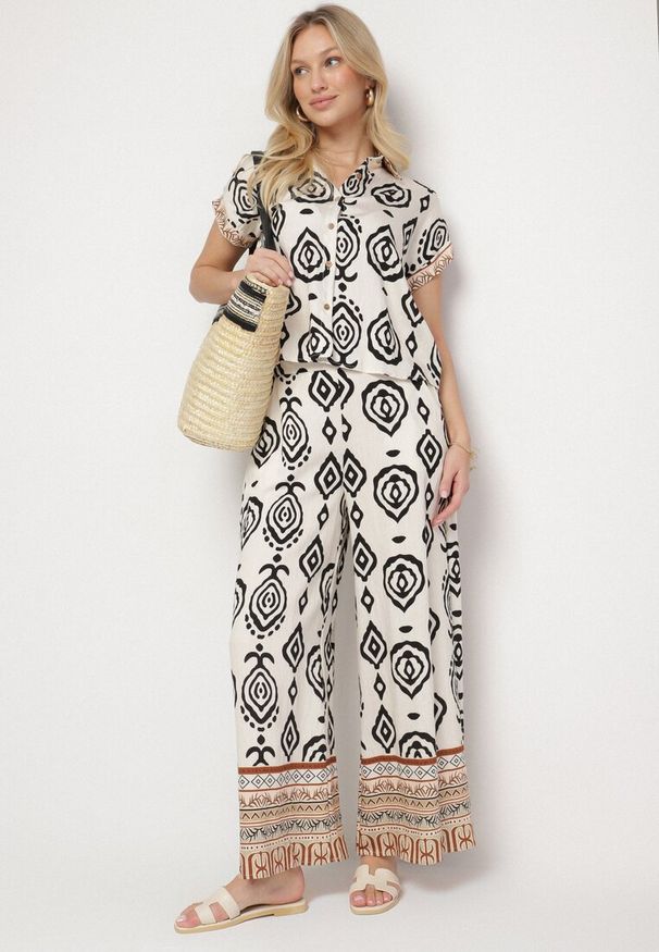 Born2be - Beżowo-Czarna Koszula z Wiskozą na Krótki Rękaw w Etniczny Wzór Avineria. Okazja: na co dzień. Typ kołnierza: kołnierzyk klasyczny. Kolor: czarny. Materiał: wiskoza. Długość rękawa: krótki rękaw. Długość: krótkie. Styl: casual, klasyczny