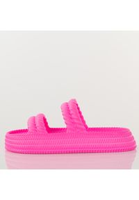Lekkie piankowe fuksja klapki damskie DiA 51-001. Okazja: na co dzień, do domu. Kolor: różowy. Materiał: dresówka, materiał, tworzywo sztuczne. Sezon: wiosna, lato. Obcas: na platformie. Styl: klasyczny, casual, sportowy #1