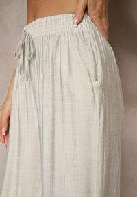 Renee - Jasnoszare Spodnie Typu Palazzo o Szerokim Kroju High Waist Ozdobione Wiązaniem Yaslevia. Okazja: na co dzień. Stan: podwyższony. Kolor: szary. Wzór: aplikacja. Styl: casual, elegancki