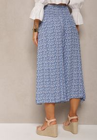 Renee - Niebieskie Bawełniane Spodnie Culottes z Szeroką Gumką w Pasie i Kwiatowym Printem Pellagia. Okazja: na co dzień. Kolor: niebieski. Materiał: bawełna. Wzór: kwiaty, nadruk. Styl: casual #3