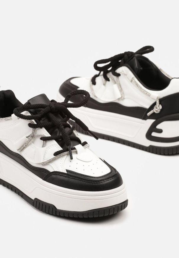Born2be - Biało-Czarne Sneakersy na Grubej Podeszwie Zdobione Cyrkoniami Neothra. Okazja: na co dzień, na spacer. Kolor: biały. Materiał: jeans. Wzór: aplikacja. Sport: turystyka piesza