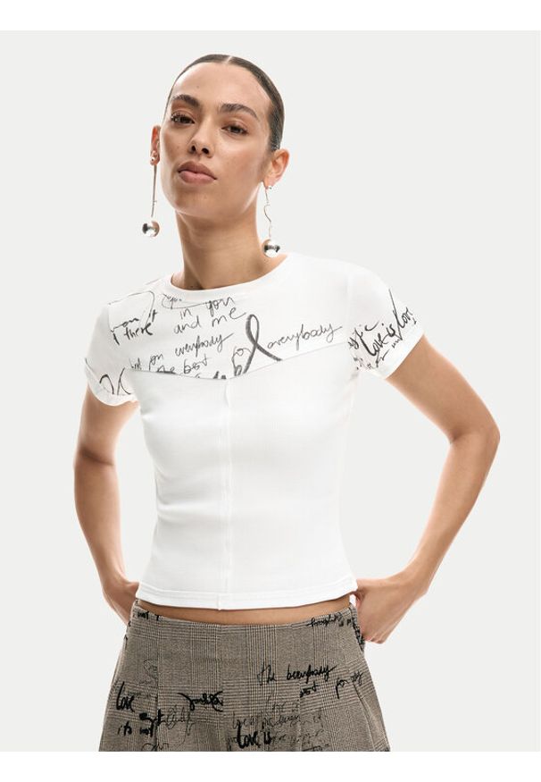 Desigual T-Shirt Helsinki 26SWTK10 Écru Slim Fit. Materiał: bawełna