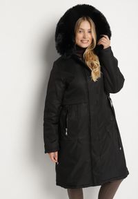 Born2be - Czarna Klasyczna Kurtka Parka z Kapturem z Futerkiem Essoria. Okazja: na co dzień, na spacer. Typ kołnierza: kaptur. Kolekcja: plus size. Kolor: czarny. Materiał: futro. Długość: długie. Styl: klasyczny