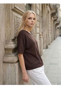 Sinsay - Koszulka z krótkim rękawem z wiskozą - brązowy. Kolor: brązowy. Materiał: wiskoza. Długość rękawa: krótki rękaw. Długość: krótkie #1