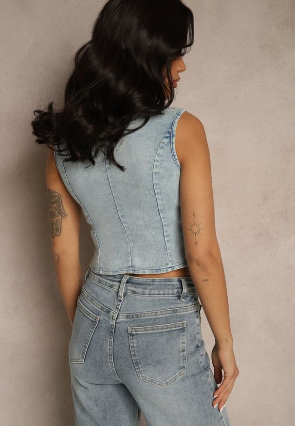Renee - Jasnoniebieska Kamizelka Jeansowa z Bawełną Ozdobiona Imitacją Kieszeni Mailirisa. Okazja: na co dzień. Kolor: niebieski. Materiał: bawełna, jeans. Wzór: aplikacja. Styl: klasyczny, elegancki, casual