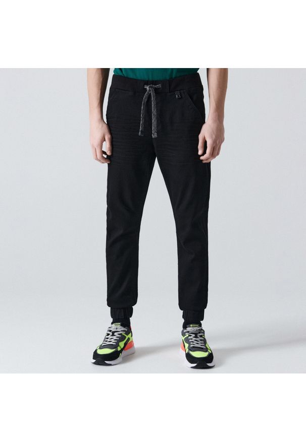 Cropp - Czarne joggery jeansowe męskie - Czarny. Kolor: czarny