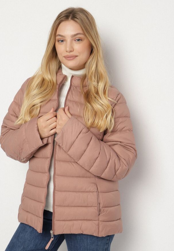 Born2be - Różowa Pikowana Kurtka o Prostym Kroju z Niską Stójką Zeniva. Okazja: na co dzień, na spacer. Typ kołnierza: kołnierzyk stójkowy. Kolekcja: plus size. Kolor: różowy. Materiał: dzianina, jeans. Styl: casual