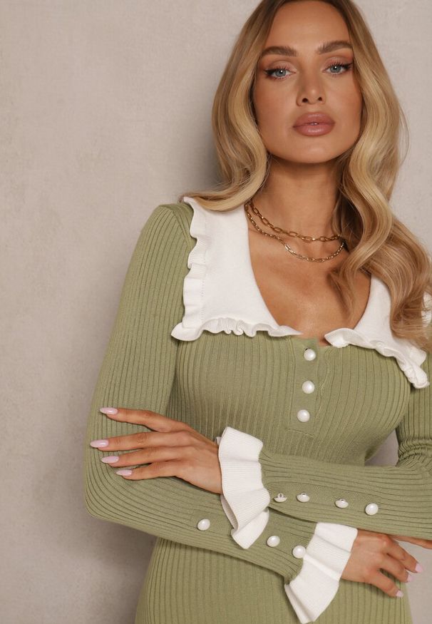 Renee - Zielona Sukienka Retro z Dzianiny z Wiskozą Zdobiona Kołnierzykiem Zihanne. Kolor: zielony. Materiał: dzianina, wiskoza. Wzór: aplikacja. Styl: retro