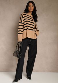 Renee - Beżowo-Czarny Sweter Oversize w Paski Kalitusa. Okazja: na co dzień. Kolor: czarny. Materiał: jeans. Wzór: paski. Styl: casual #5