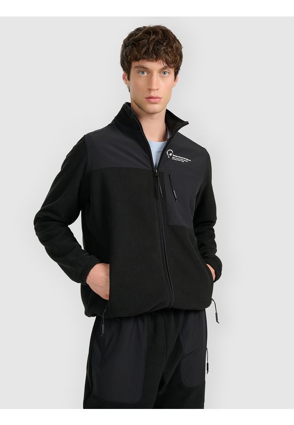 4f - 4F Polar ze stójką regular męski - czarny M. Typ kołnierza: kołnierzyk stójkowy. Kolor: czarny. Materiał: polar. Sport: turystyka piesza