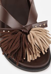 Born2be - Ciemnobrązowe Sandały VICES Ozdobione Frędzlami Lironis. Okazja: na co dzień. Zapięcie: sprzączka. Kolor: brązowy. Wzór: aplikacja. Sezon: lato. Styl: casual, elegancki #6