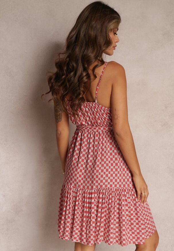 Renee - Różowa Wiskozowa Sukienka z Falbankami i Gumką w Pasie z Materiałowym Paskiem Erafina. Typ kołnierza: kołnierz z falbankami. Kolor: różowy. Materiał: wiskoza, materiał