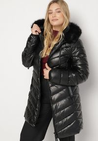 Born2be - Czarna Pikowana Kurtka z Kapturem z Futerkiem Zorria. Typ kołnierza: kaptur. Kolekcja: plus size. Kolor: czarny. Materiał: futro. Wzór: aplikacja #5